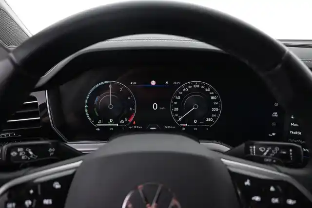 Valkoinen Maastoauto, Volkswagen Touareg – VAR-09596
