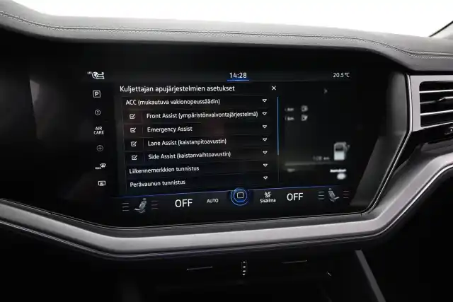 Valkoinen Maastoauto, Volkswagen Touareg – VAR-09596