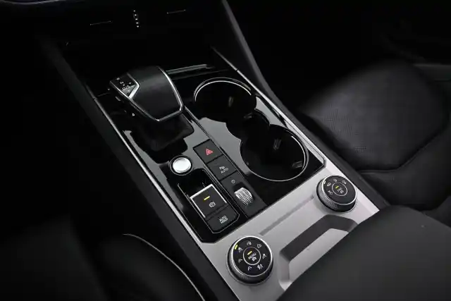Valkoinen Maastoauto, Volkswagen Touareg – VAR-09596