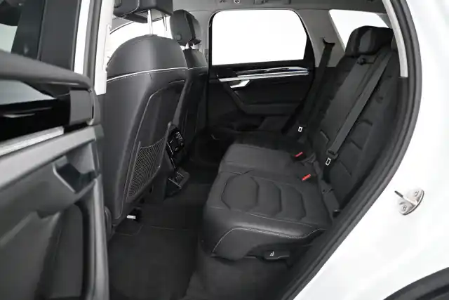 Valkoinen Maastoauto, Volkswagen Touareg – VAR-09596