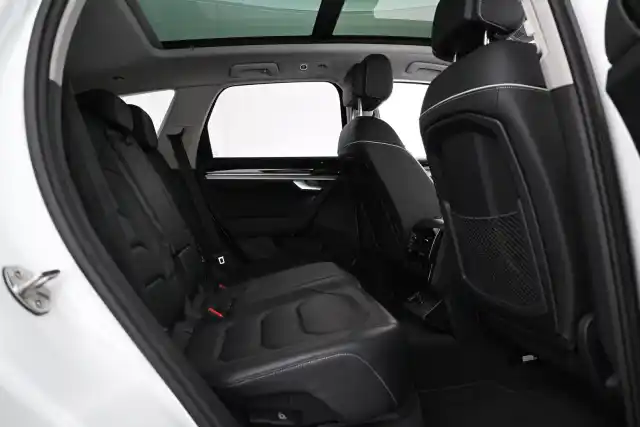 Valkoinen Maastoauto, Volkswagen Touareg – VAR-09596