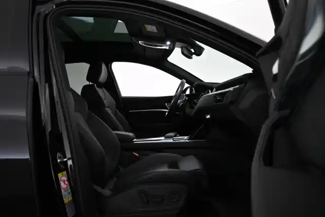 Musta Maastoauto, Audi Q8 e-tron – VAR-09661