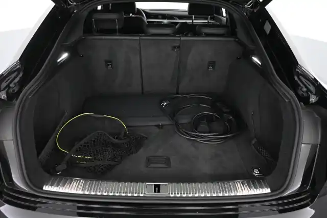 Musta Maastoauto, Audi Q8 e-tron – VAR-09661