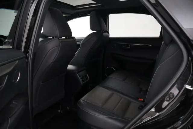 Musta Maastoauto, Lexus NX – VAR-09830