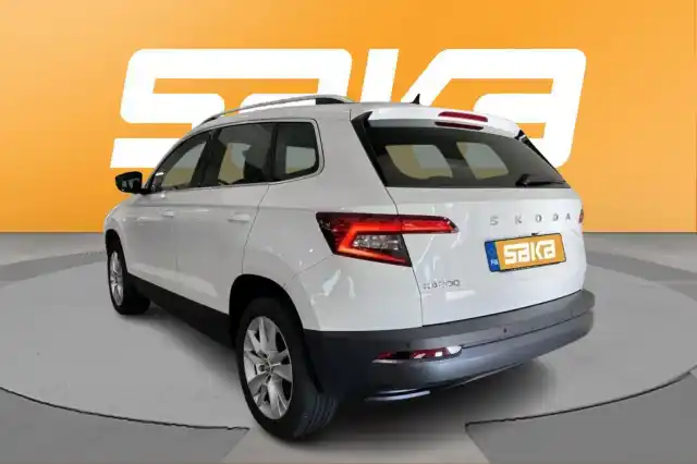 Valkoinen Maastoauto, Skoda Karoq – VAR-09910