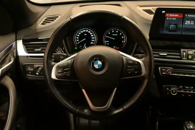 Musta Maastoauto, BMW X1 – VAR-09913