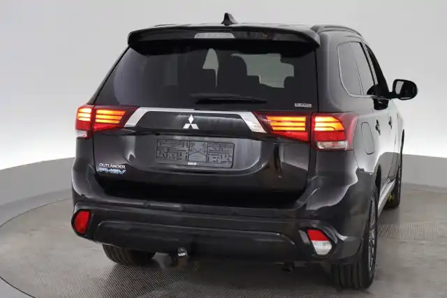 Musta Maastoauto, Mitsubishi Outlander PHEV – VAR-09915