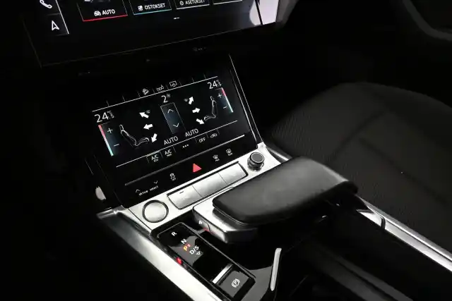 Harmaa Maastoauto, Audi e-tron – VAR-10345