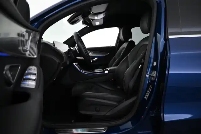 Sininen Maastoauto, Mercedes-Benz EQC – VAR-10425