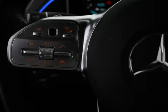 Sininen Maastoauto, Mercedes-Benz EQC – VAR-10425