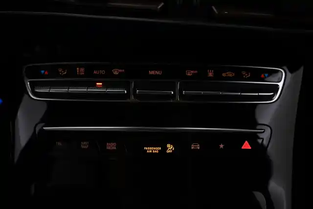 Sininen Maastoauto, Mercedes-Benz EQC – VAR-10425
