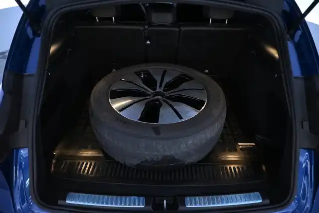 Sininen Maastoauto, Mercedes-Benz EQC – VAR-10425
