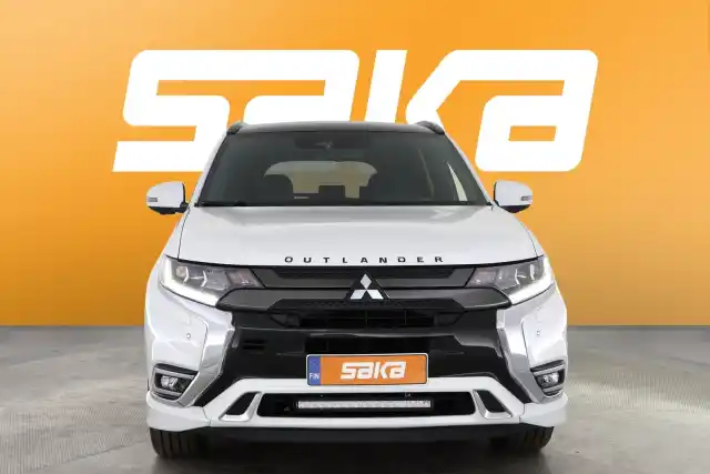 Valkoinen Maastoauto, Mitsubishi Outlander PHEV – VAR-10487