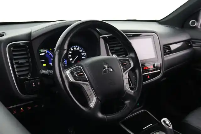 Valkoinen Maastoauto, Mitsubishi Outlander PHEV – VAR-10487