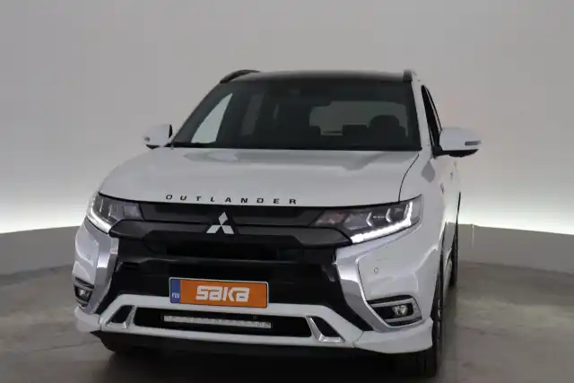 Valkoinen Maastoauto, Mitsubishi Outlander PHEV – VAR-10487