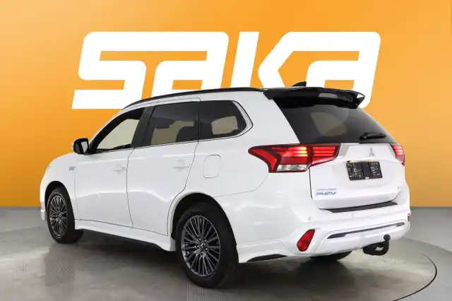 Valkoinen Maastoauto, Mitsubishi Outlander PHEV – VAR-10487