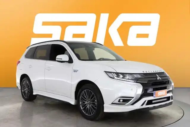 Valkoinen Maastoauto, Mitsubishi Outlander PHEV – VAR-10487