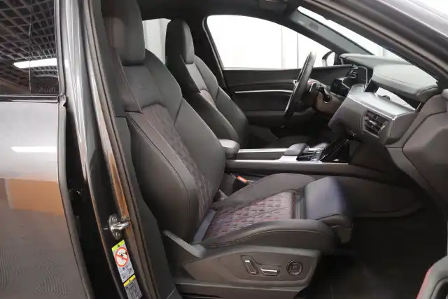 Musta Maastoauto, Audi Q8 e-tron – VAR-10578