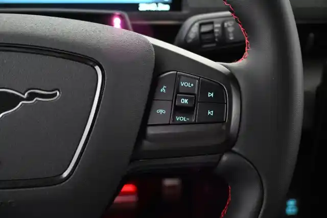 Harmaa Maastoauto, Ford Mustang Mach-E – VAR-10918