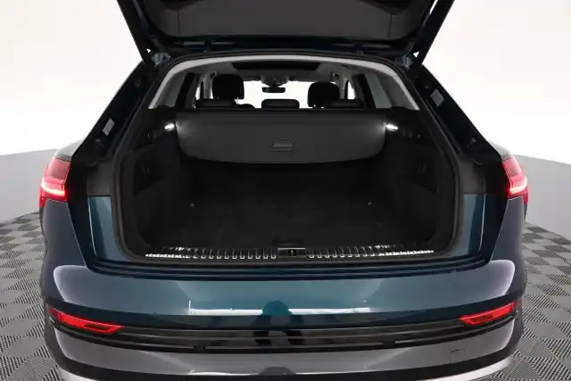 Sininen Maastoauto, Audi e-tron – VAR-11095