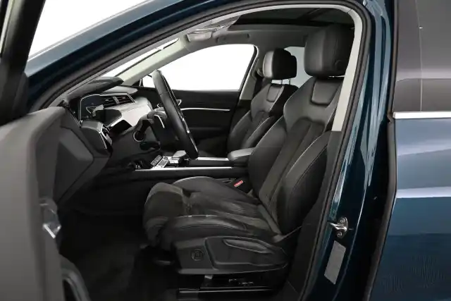Sininen Maastoauto, Audi e-tron – VAR-11095