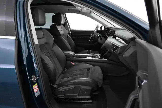 Sininen Maastoauto, Audi e-tron – VAR-11095