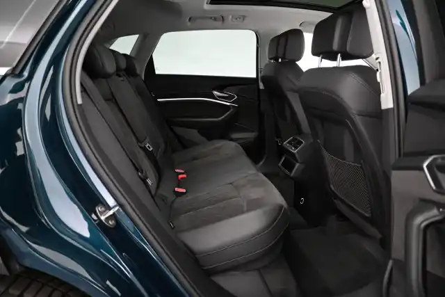 Sininen Maastoauto, Audi e-tron – VAR-11095