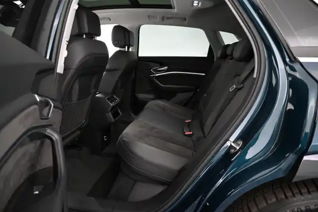 Sininen Maastoauto, Audi e-tron – VAR-11095