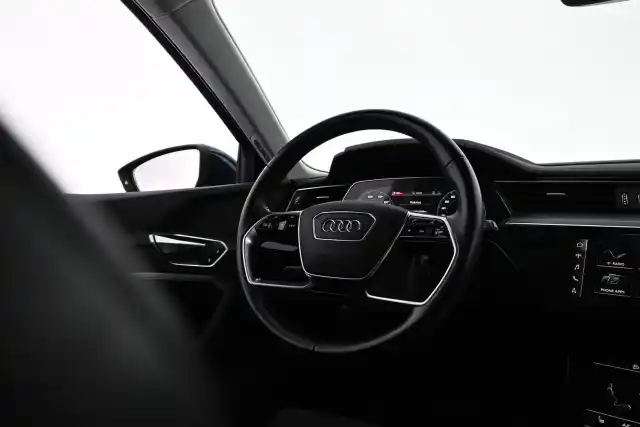 Sininen Maastoauto, Audi e-tron – VAR-11095