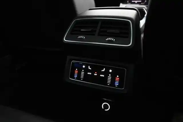 Sininen Maastoauto, Audi e-tron – VAR-11095