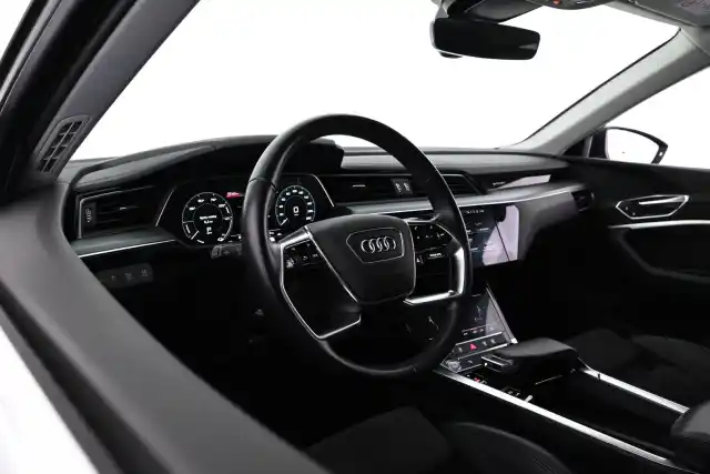 Sininen Maastoauto, Audi e-tron – VAR-11095
