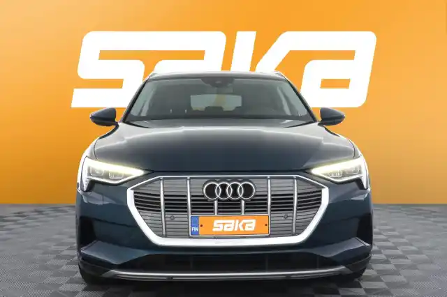 Sininen Maastoauto, Audi e-tron – VAR-11095