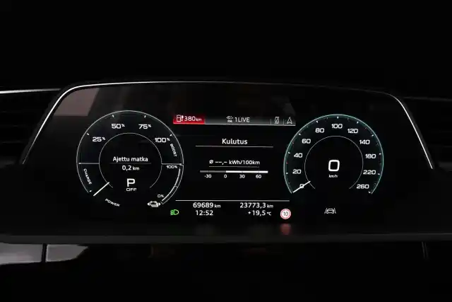 Sininen Maastoauto, Audi e-tron – VAR-11095