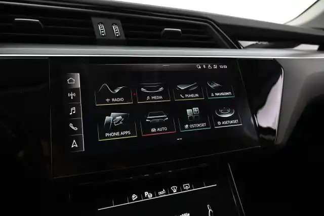 Sininen Maastoauto, Audi e-tron – VAR-11095