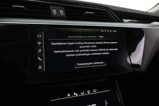 Sininen Maastoauto, Audi e-tron – VAR-11095