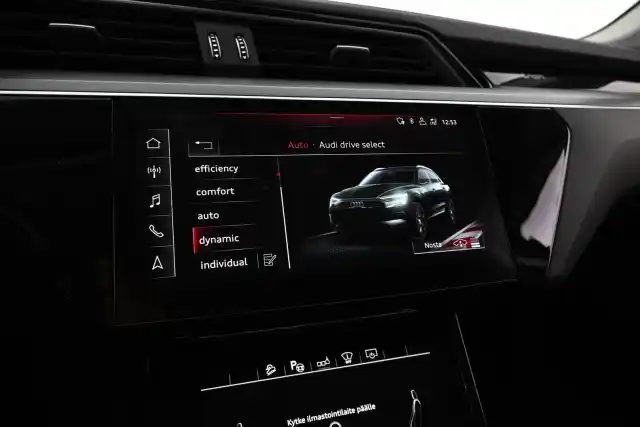 Sininen Maastoauto, Audi e-tron – VAR-11095