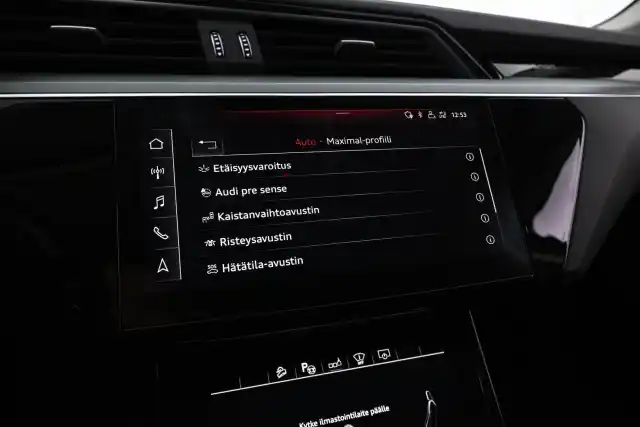 Sininen Maastoauto, Audi e-tron – VAR-11095