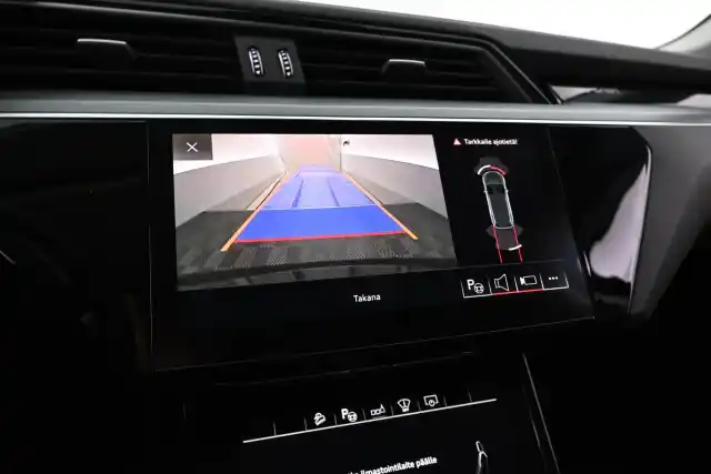 Sininen Maastoauto, Audi e-tron – VAR-11095