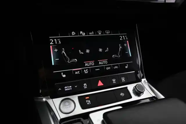 Sininen Maastoauto, Audi e-tron – VAR-11095