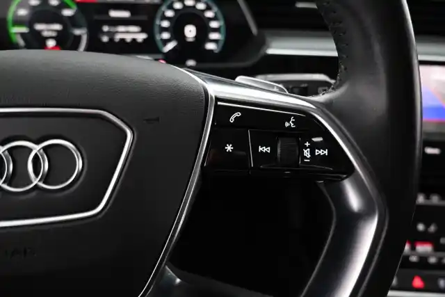Sininen Maastoauto, Audi e-tron – VAR-11095