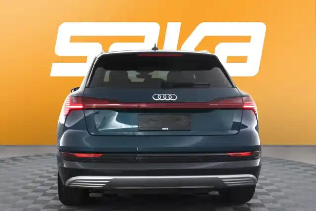 Sininen Maastoauto, Audi e-tron – VAR-11095