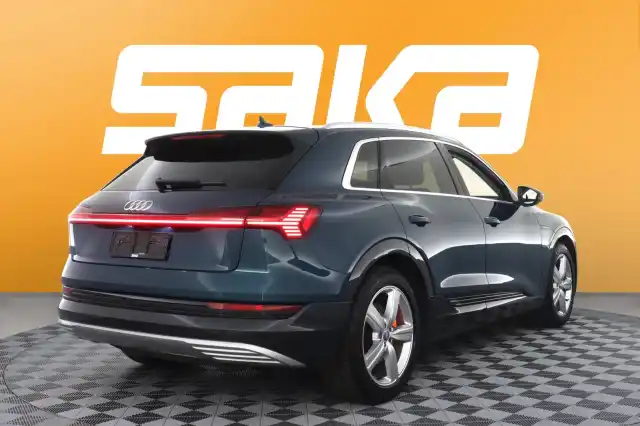 Sininen Maastoauto, Audi e-tron – VAR-11095