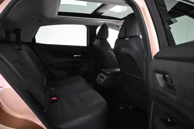 Ruskea Maastoauto, Nissan Ariya – VAR-11110