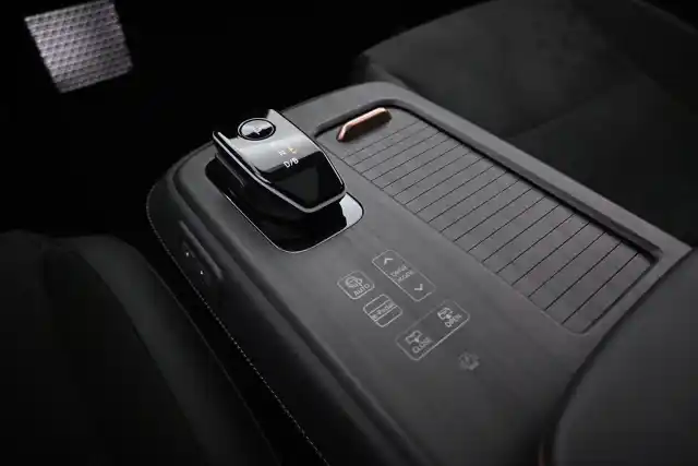 Ruskea Maastoauto, Nissan Ariya – VAR-11110