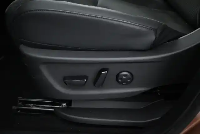 Ruskea Maastoauto, Nissan Ariya – VAR-11110