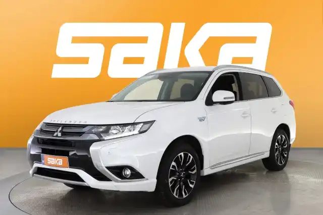 Valkoinen Maastoauto, Mitsubishi Outlander PHEV – VAR-11272