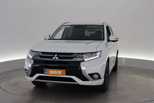 Valkoinen Maastoauto, Mitsubishi Outlander PHEV – VAR-11272