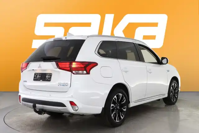 Valkoinen Maastoauto, Mitsubishi Outlander PHEV – VAR-11272