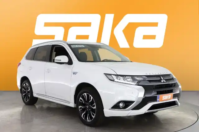 Valkoinen Maastoauto, Mitsubishi Outlander PHEV – VAR-11272