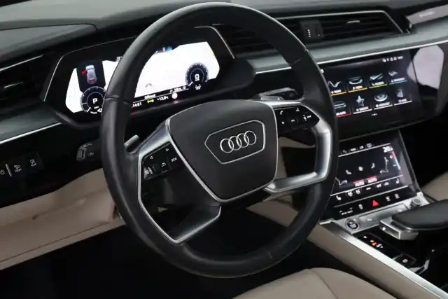 Musta Maastoauto, Audi e-tron – VAR-11603